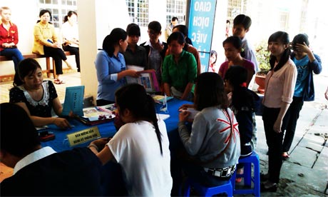 Người lao động đến đăng ký tư vấn tại phiên giao dịch việc làm.