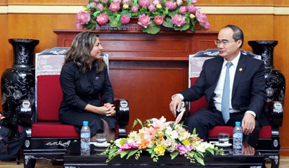 Chủ tịch MTTQ Việt Nam Nguyễn Thiện Nhân tiếp bà Kenia Serrano Puig. 