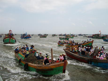 Quang cảnh lễ hội nghinh Ông.