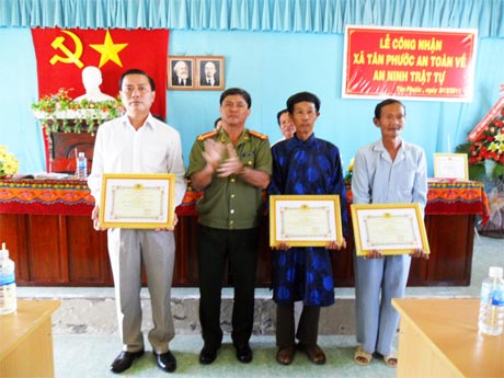 Xã Tân Phước trong Lễ đón nhận Xã an toàn về an ninh trật tự.
