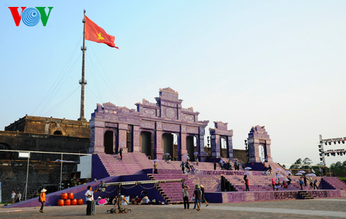 Để chuẩn bị cho đêm khai mạc Festival Huế 2014 diễn ra vào tối 12/4, một sân khấu lớn với màu tìm làm chủ đạo đã được hoàn thiện tại Quảng trường Ngọ Môn (Huế)