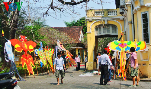 Những chiếc diều Huế nổi tiếng đã sẵn sàng cho buổi biểu diễn.