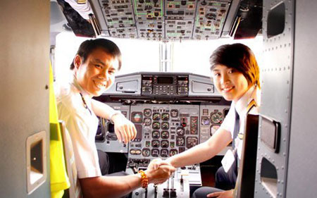Kim Châu và đồng nghiệp trước giờ bay. Ảnh: ANTG