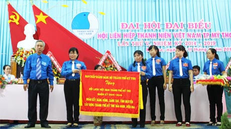 Thành ủy Mỹ Tho tặng bức trướng và bảng tượng trưng 500 triệu đồng.