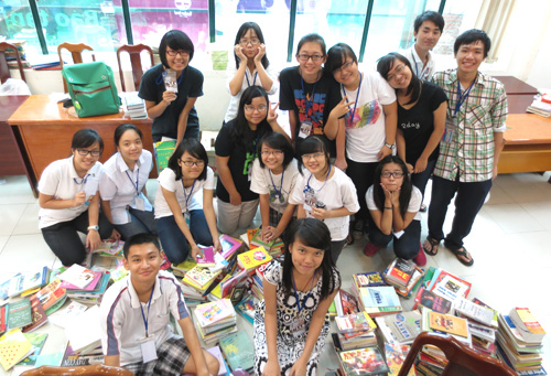  Cẩm Hà (hàng đầu) trong Ngày hội Trao đổi sách 2013. Ảnh: NVCC.