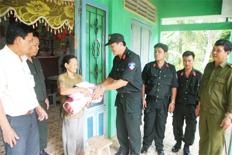Tặng quà gia đình nơi  đóng quân.