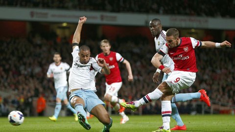 Podolski (9) lập cú đúp giúp Arsenal ngược dòng thắng thuyết phục 
