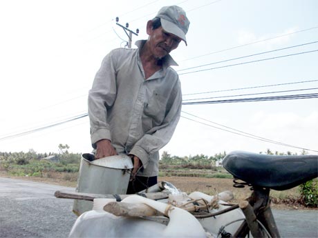 Người dân đến ao  bỏ hoang  ở xã Tân Phú chở nước  về nhà  để sử dụng. 
