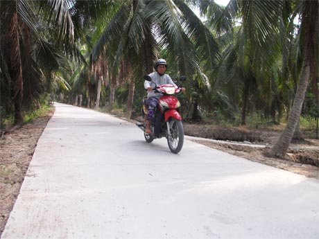 Nhiều tuyến đường GTNT được đầu tư để nâng cấp, mở rộng ở xã Tân Thới trong 6 năm qua.
