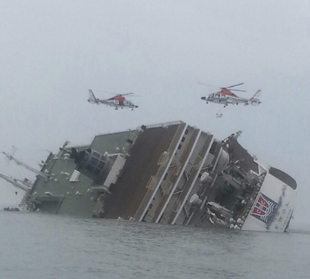  Trực thăng cứu hộ bay trên phà Sewol. Ảnh: Reuters