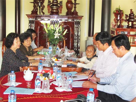 Bà Bảy Ngọc Việt (bên phải) kể về thành tích kháng chiến của bà Trần Thị Ngọc.
