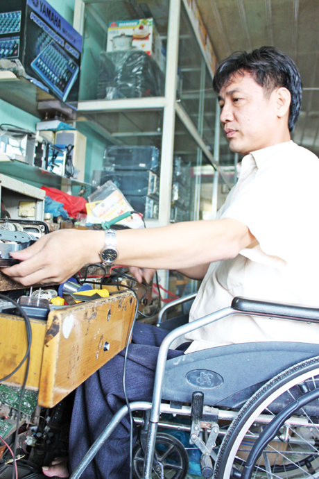 Anh Quởn sửa ti vi.
