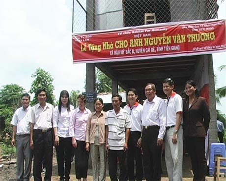 Quang cảnh buổi bàn giao nhà.