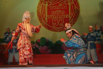 Thí sinh Nguyễn Hoàng Hải (bìa trái, Nhà hát cải lương Trần Hữu Trang) dự thi giải triển vọng với vai Phàn Định Công trong trích đoạn San hậu của tác giả Quy Sắc trong đêm khai mạc. Ảnh: Đỗ Hạnh