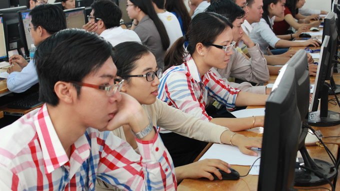 Thí sinh các đội tuyển làm bài thi trắc nghiệm với 65 câu hỏi kiến thức tổng hợp - Ảnh: Q.L.