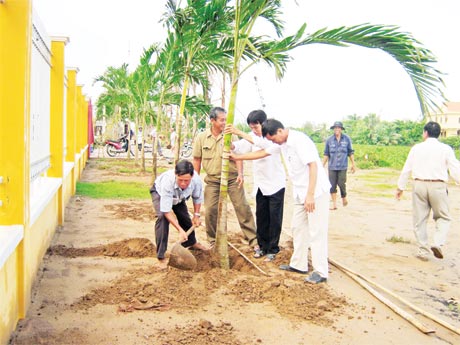 Trồng cây xanh trước Nhà Văn hóa xã Thành Công. 