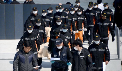 Lực lượng cứu hộ chuyển xác nạn nhân lên cảng Jindo ngày 20-4. (Nguồn: AFP/TTXVN)