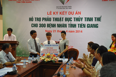 Diễn viên điện ảnh Lý Nhã Kỳ, Chủ tịch Hội đồng quản trị Quỹ hỗ trợ phát triển y tế giáo dục Việt Nam trao ngân phiếu tượng trưng cho Giám đốc Sở Y tế Trần Thanh Thảo.
