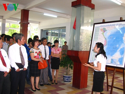 Hướng dẫn viên thuyết trình về Đại Nam thống nhất họa đồ.