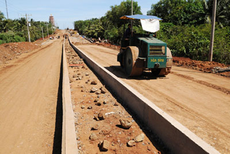Đường giao thông trên đảo Phú Quý không ngừng được nâng cấp, xây dựng.