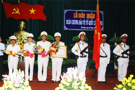 Thượng tá Nguyễn  Thị Lan  (thứ 2  từ trái sang) cùng  Ban Chỉ huy Phòng  Tình báo nhận Huân chương Bảo vệ Tổ quốc  hạng III do  Chủ tịch Nước  tặng đơn vị.
