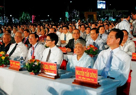 Thủ tướng Chính phủ Nguyễn Tấn Dũng, nguyên Tổng Bí thư Lê Khả Phiêu, Phó Chủ tịch Quốc hội Uông Chu Lưu, Phó Thủ tướng Chính phủ Vũ Đức Đam... dự Khai mạc Festival. Ảnh: Chinhphu.vn