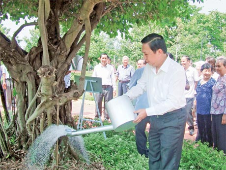 Bí thư Tỉnh ủy Trần Thế Ngọc tưới cây xanh do ông Lê Thanh Hải, Ủy viên Bộ Chính trị, Bí thư Thành ủy TP. Hồ Chí Minh tặng Khu di tích Nam kỳ Khởi nghĩa - Đình Long Hưng.