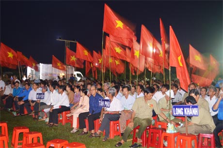 Đông đảo cán bộ và nhân dân đến dự lễ.
