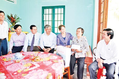Lãnh đạo Trung ương và tỉnh ân cần thăm hỏi các gia đình chính sách.