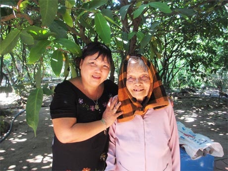 Má Lê Thị Khéo và con gái Nguyễn Thị Huỳnh Mai (đứa con má sinh trong tù).