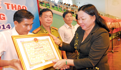 Bà Trần Kim Mai, Phó Chủ tịch Thường trực UBND tỉnh  trao Bằng khen cho các đơn vị.