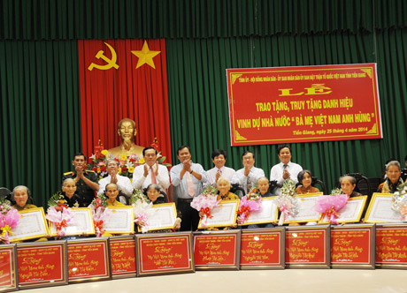 Các mẹ VNAH cùng lãnh đạo tỉnh, huyện trong buổi lễ vinh danh.