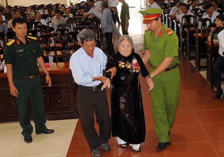 Bộ phận phục vụ  dìu mẹ  Ngô Thị Sáu (thị trấn  Tân Hiệp)  lên nhận danh hiệu Vinh dự  Nhà nước  Mẹ VNAH.