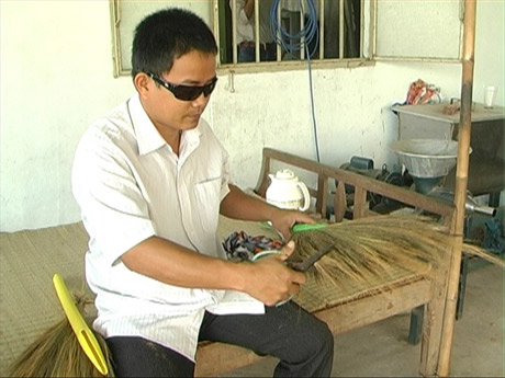 Hội viên Hội Người mù học nghề bó chổi.