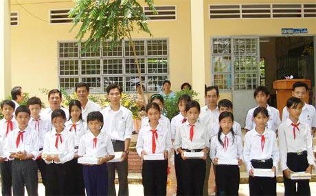 Từ nguồn quỹ vận động, Hội Khuyến học xã Tân Phong khen thưởng học sinh Trường THCS Tân Phong cuối năm học.