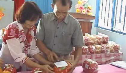 Phong trào nuôi heo đất khu phố 2, phường 2.