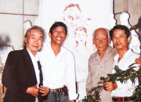 Nghệ sĩ nhân dân Hoàng Tuyển (thứ ba từ trái sang).