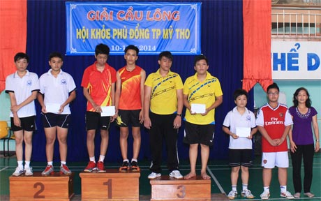 Ban tổ chức trao giải khối lớp 8, 9.