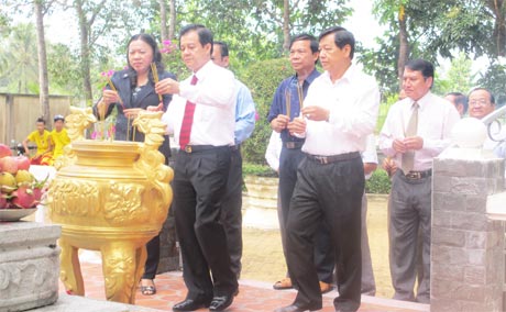 Lãnh đạo tỉnh thắp hương, viếng mộ Thủ khoa Nguyễn Hữu Huân.