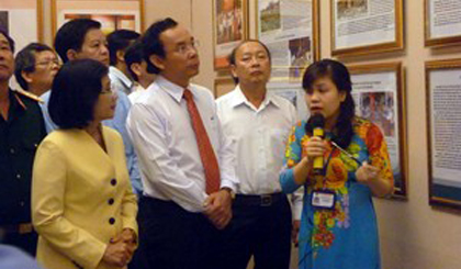 Các chuyên gia Pháp và cán bộ kỹ thuật Việt Nam tại Trạm thu ảnh vệ tinh chuẩn bị thu ảnh viễn thám của vệ tinh VNREDSat-1.