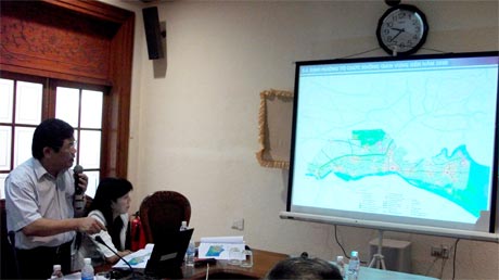 Đại diện Phân viện Quy hoạch Đô thị - Nông thôn Việt Nam (Viện Quy hoạch Đô thị - Nông thôn Quốc gia) trình bày tóm tắt nội dung Quy hoạch xây dựng vùng tỉnh Tiền Giang.