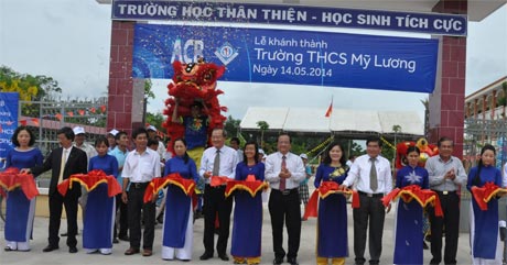 Đại biểu cắt băng khánh thành công trình Trường THCS Mỹ Lương.
