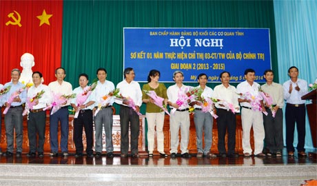 Ông Nguyễn Thanh Nhàn, Bí thư Đảng ủy Khối các cơ quan tỉnh tặng hoa chúc mừng các tập thể tiêu biểu.