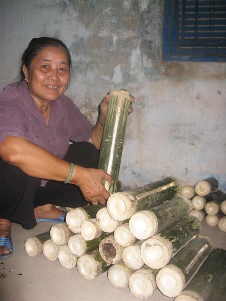 Cô Nguyễn Thị Mười Hai  bên những chiếc mõ tre mới làm.
