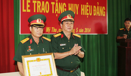 : Đại tá PhạmThanh Hồng - Ủy viên Thường vụ Đảng ủy quân sự tỉnh  - Chủ nhiệm Phòng Chính trị trao huy hiệu 30 năm tuổi đảng cho Thượng tá Phan Văn Tư