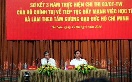Các đồng chí chủ trì Hội nghị.