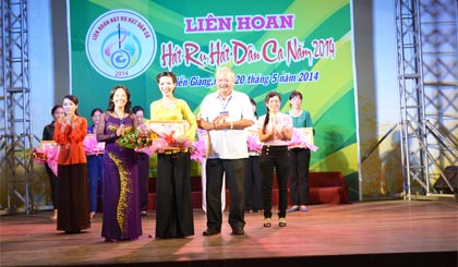 Ông Huỳnh Văn Hiệp, Phó Giám đốc Sở VH-TT&DL cùng bà Nguyễn Thị Sáng, Chủ tịch Hội LHPN tỉnh trao giải Nhất cho đơn vị TX. Gò Công.