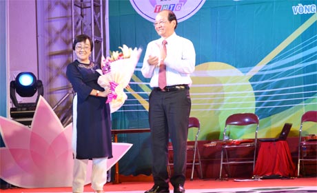 Ông Trần Thanh Đức, Phó Chủ tịch UBND tỉnh tặng hoa cho Đạo diễn Hồng Dung (ái nữ của Nghệ sĩ Nhân dân Nguyễn Thành Châu).