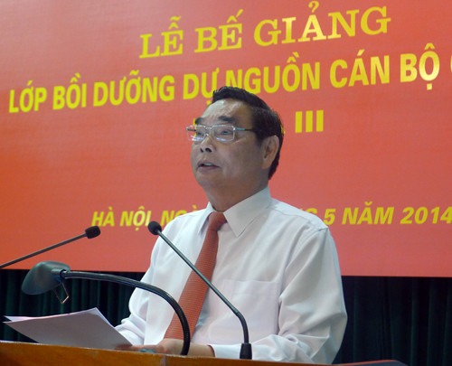  Đồng chí Lê Hồng Anh phát biểu tại Lễ bế giảng. Ảnh: HM