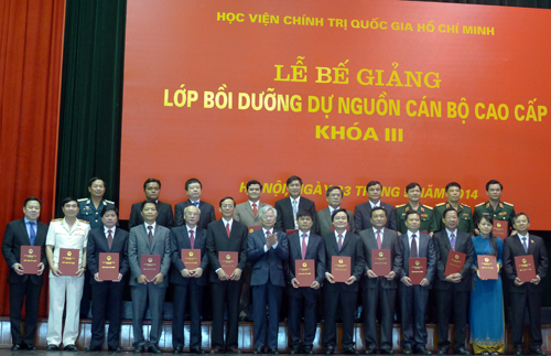  Đồng chí Tạ Ngọc Tấn trao chứng nhận cho các đồng chí học viên. Ảnh: HM